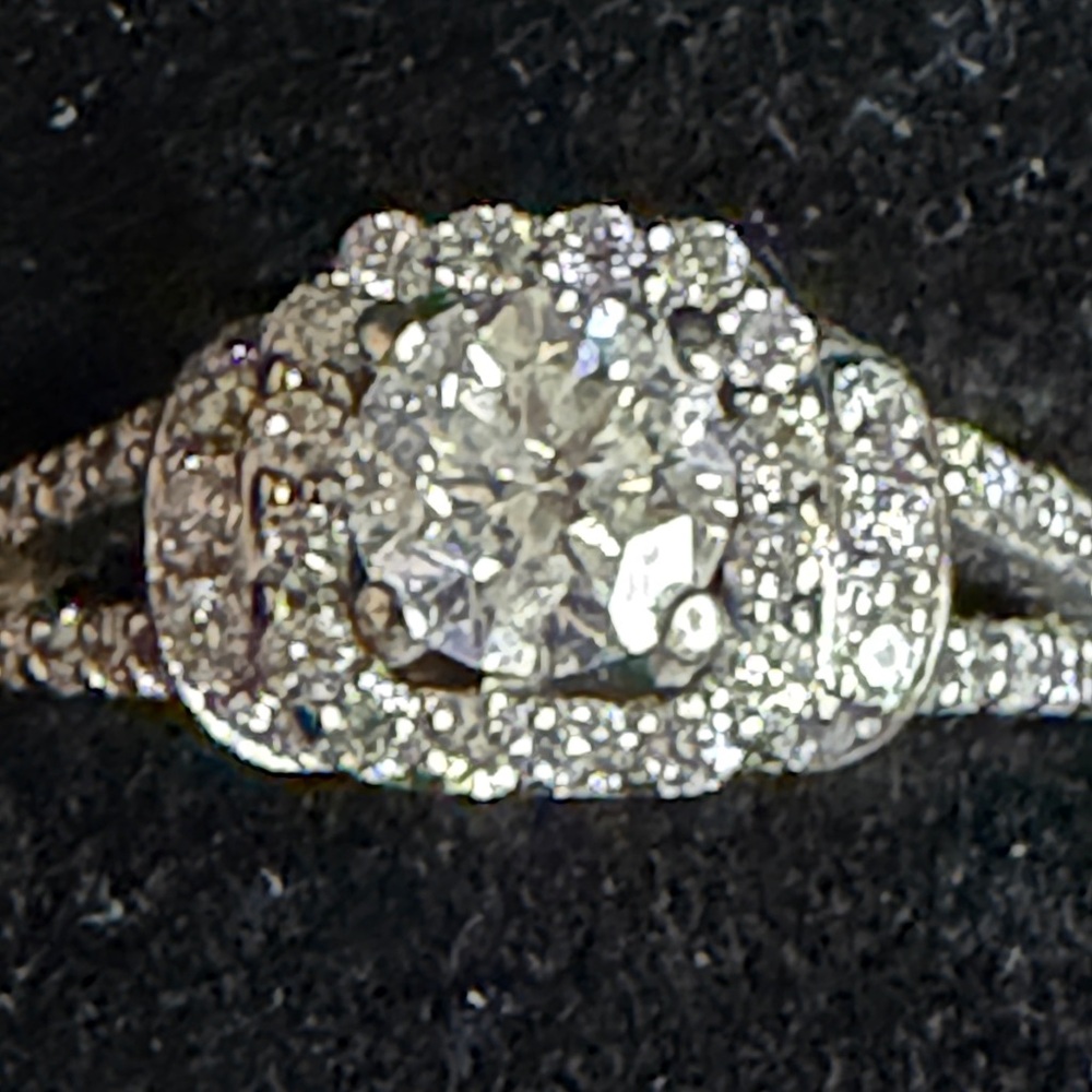 Elegant 14kt white gold round brilliant cut center stone engagement Ring